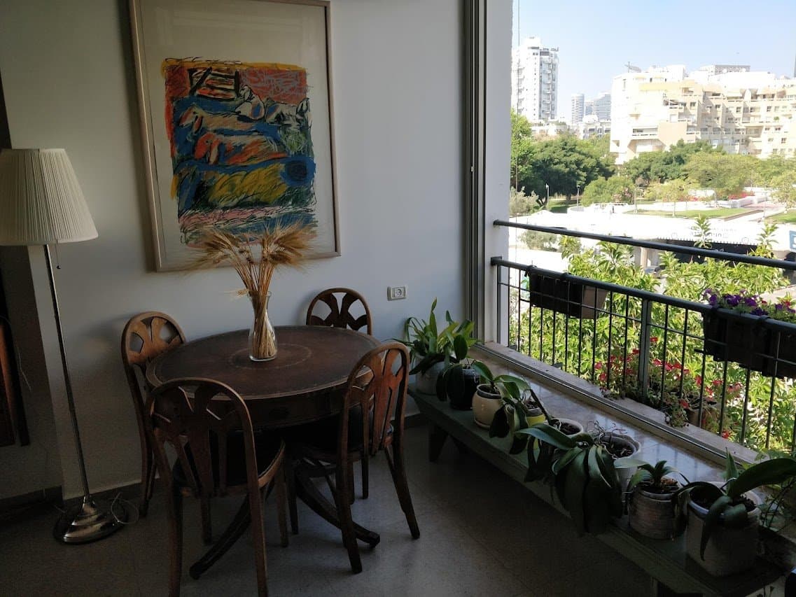 דירה משופצת יפה מרווחת ומוארת בלב תל אביב - תמונה 2
