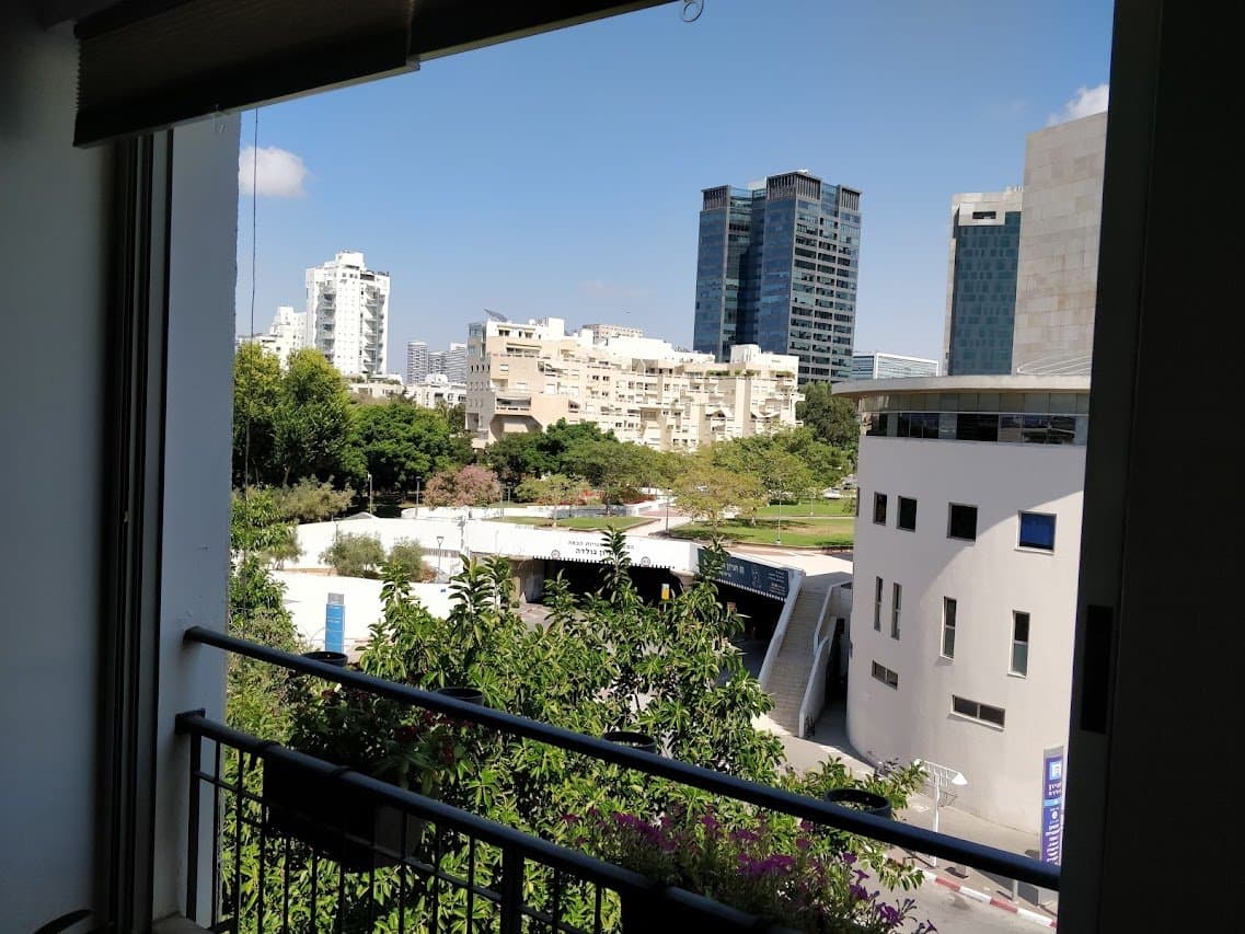 דירה משופצת יפה מרווחת ומוארת בלב תל אביב - תמונה 5