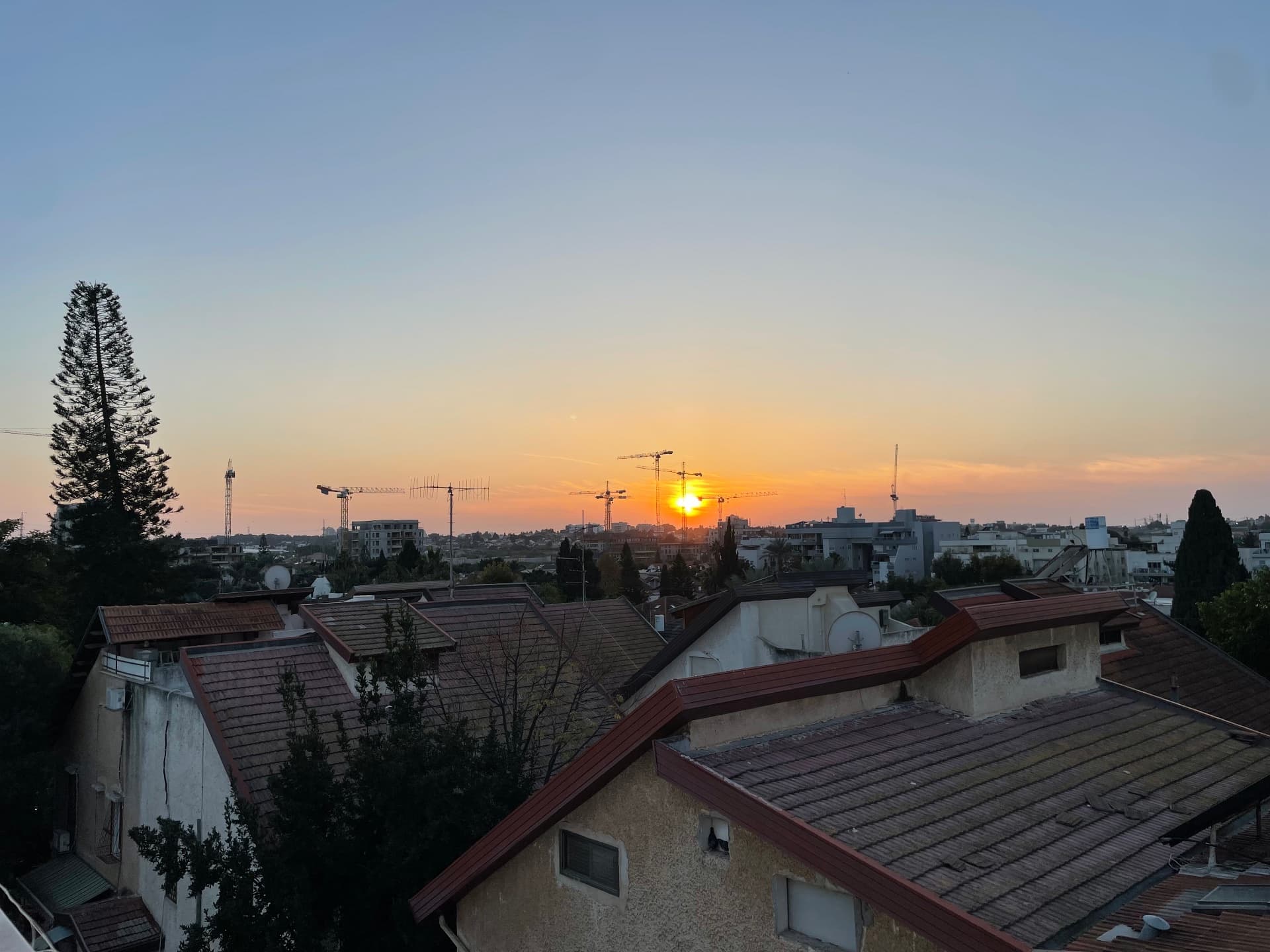 דירה גדולה ברעננה עם גג גדול ,שקיעות , 4 שירותים - תמונה 5