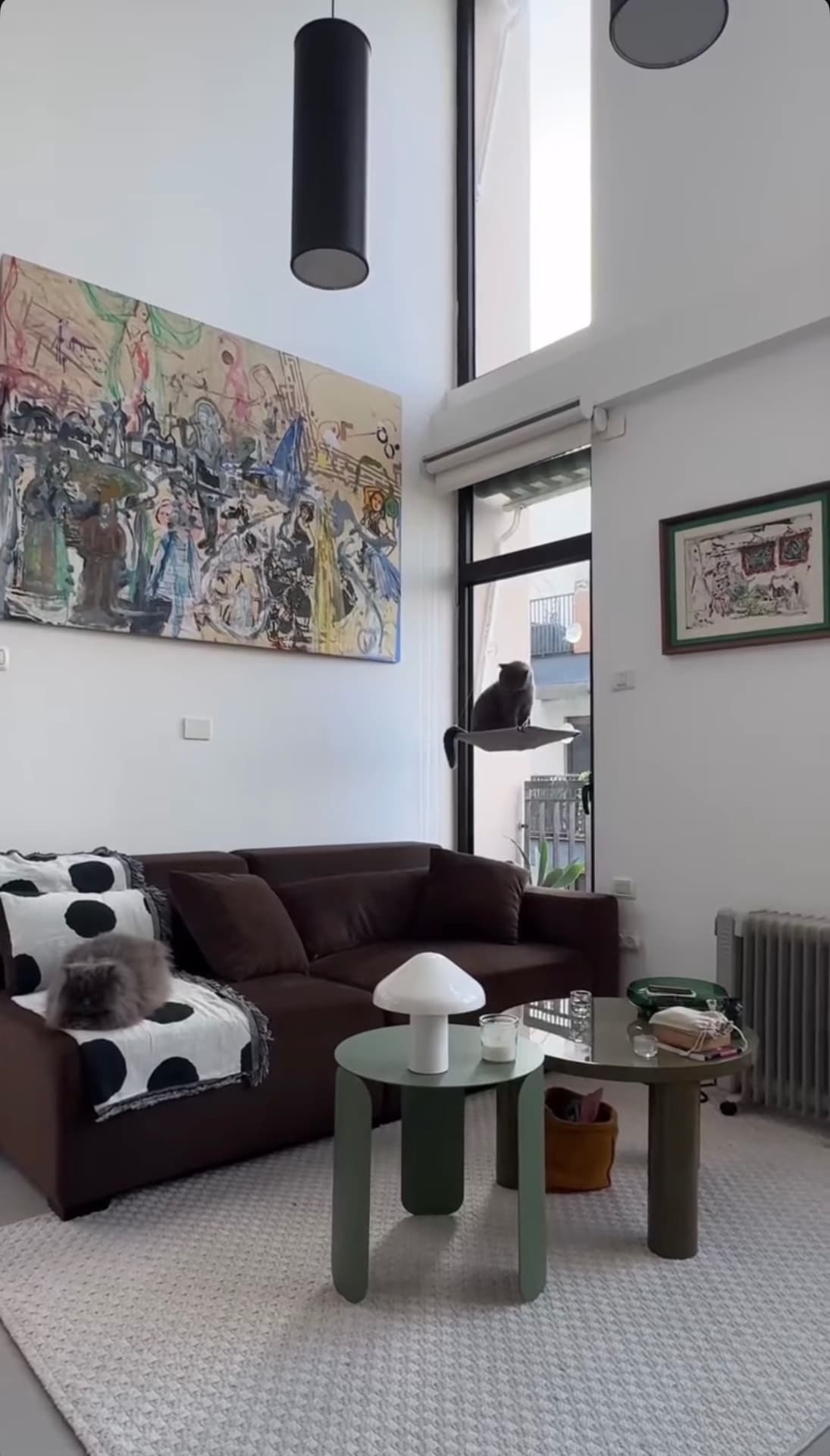 דירה מלאת אור בשוק היווני עם שני חתולים