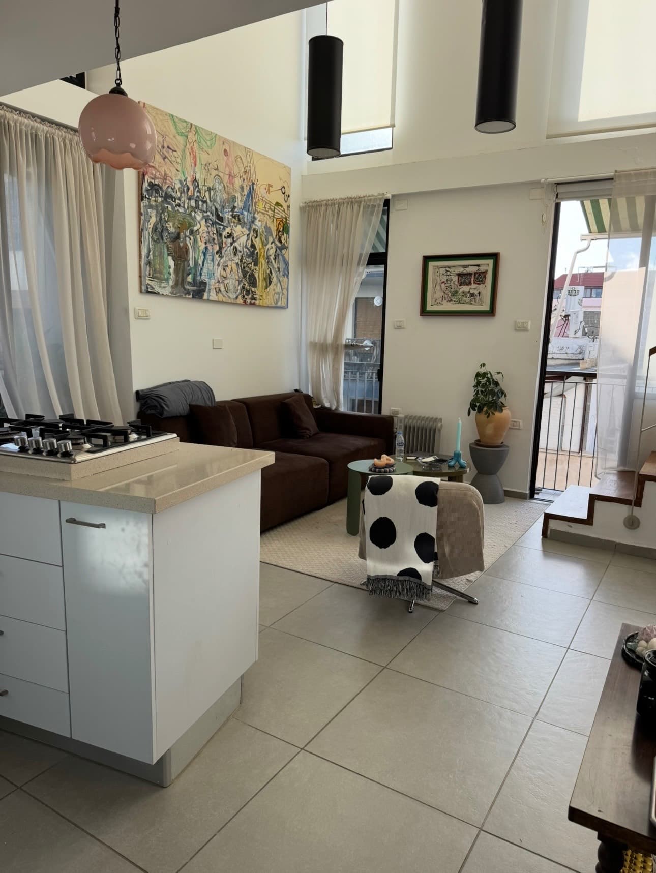 דירה מלאת אור בשוק היווני עם שני חתולים - תמונה 3