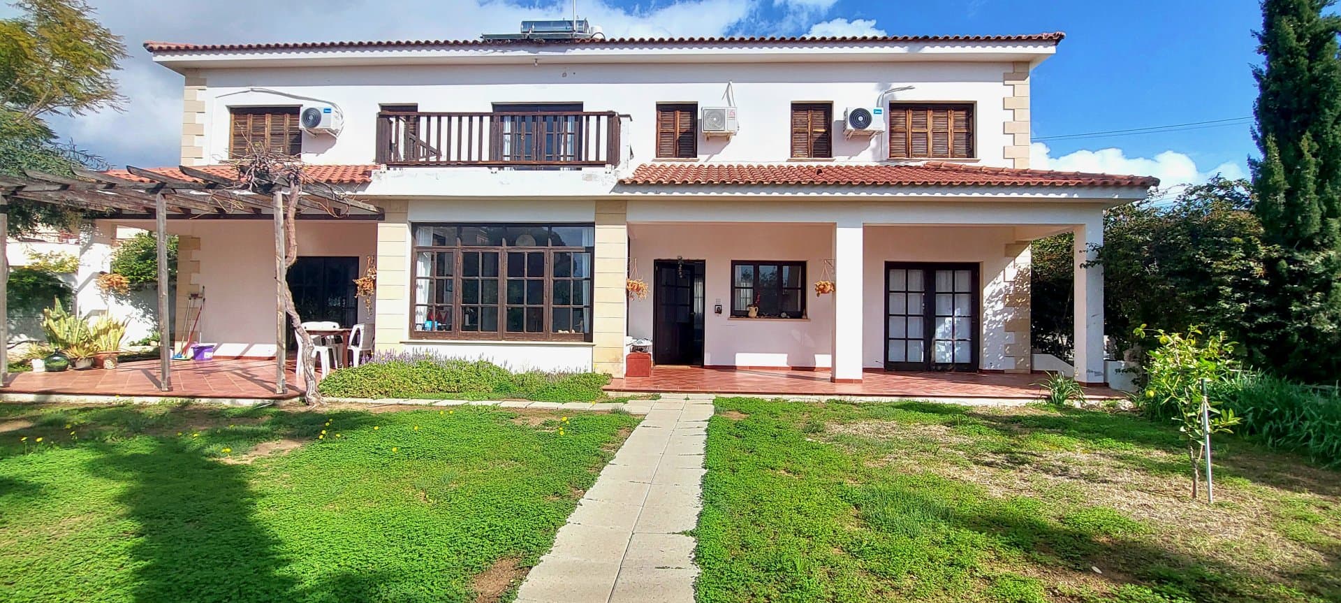 בית פרטי עם חצר ענקית בכפר בקפריסין. - תמונה 2