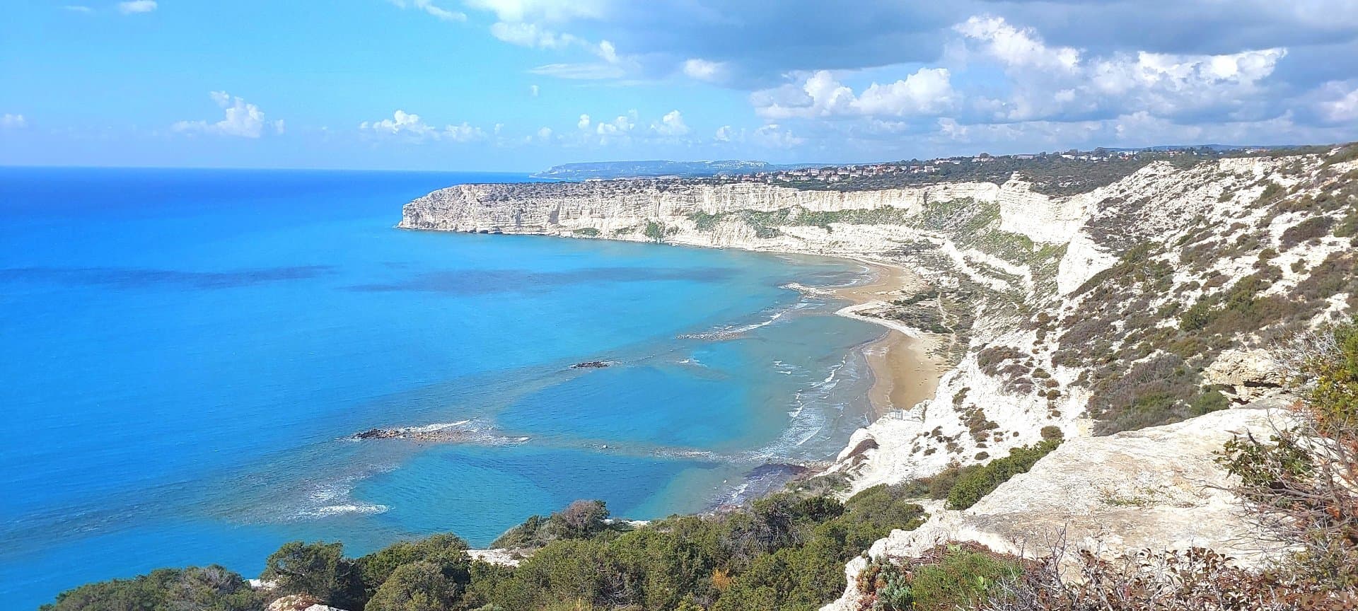 בית פרטי עם חצר ענקית בכפר בקפריסין.