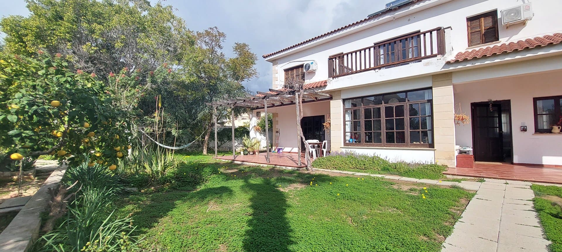 בית פרטי עם חצר ענקית בכפר בקפריסין. - תמונה 3